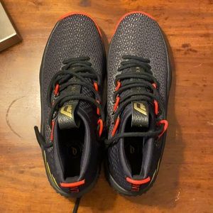 Dame 4 Basketball Shoes Size 9.5